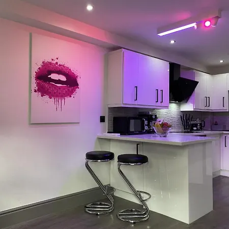 Modern Spacious 1 Bed Apartment With Free Parking In Trendy Inner London Suburb 15 Mins Walk To Victoria Line Underground Then 20 Mins To Oxford Street 